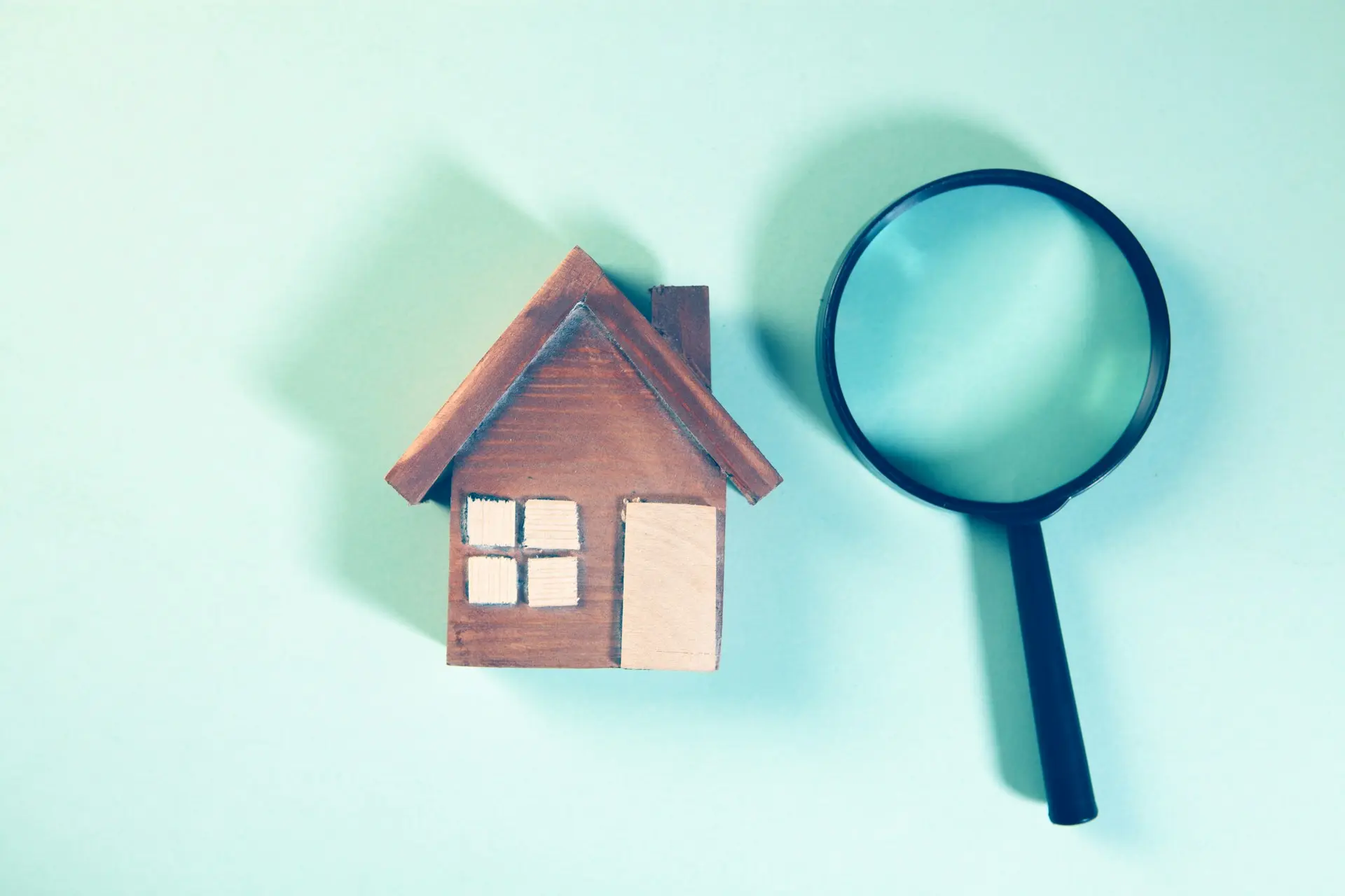 Una casita de madera junto a una lupa