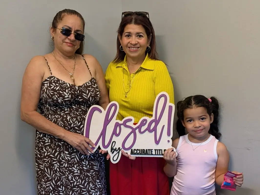 Marilin, Maggie y una niña con el letrero de «Closed!» el día del cierre