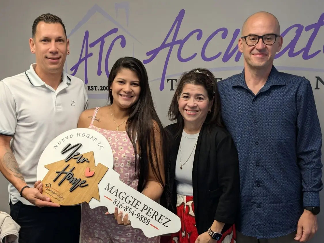 Yohana y Willfredy con la llave de Nuevo Hogar KC el día de su cierre, junto a Maggie y Rodrigo