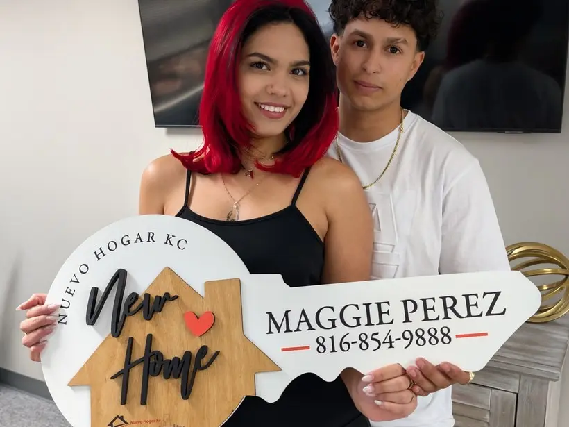 Isis y Bryan con la llave de Nuevo Hogar KC el día de su cierre