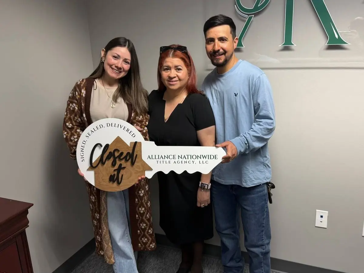 Jorge y Sandra con Maggie y la llave de «Closed» el día de su cierre