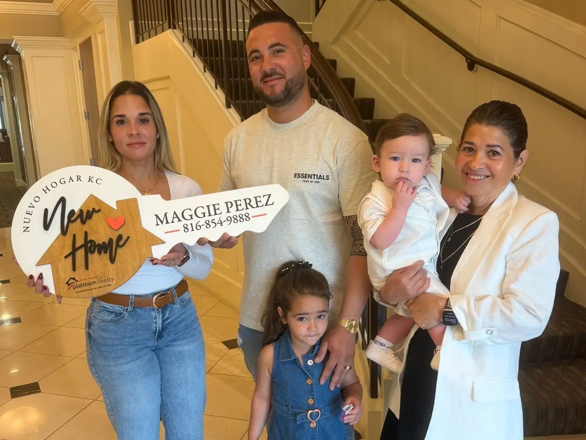 Annier, Esperanza y sus dos niños y la llave de Nuevo Hogar KC el día de su cierre, junto a Maggie