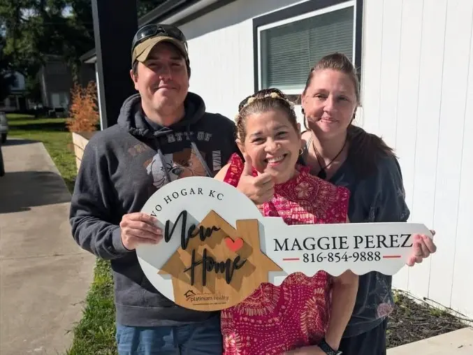 Nick y Beth con Maggie y la llave de Nuevo Hogar KC frente a su casa nueva
