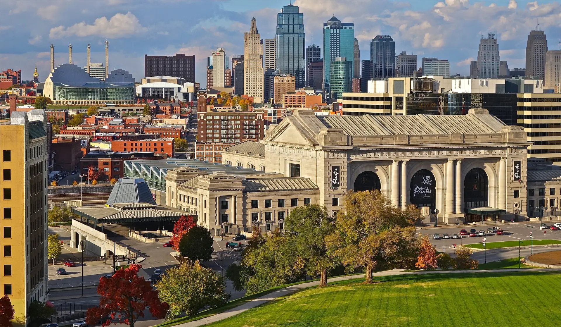 Union Station y los edificios del centro de Kansas City en otoño