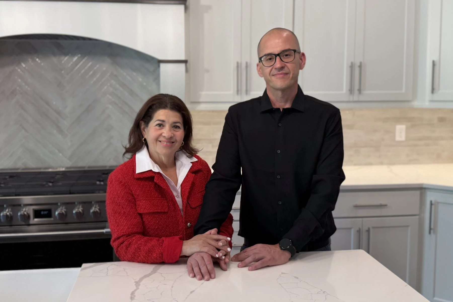 Maggie Perez y Rodrigo Perez, de Platinum Realty, en la cocina de una casa en Kansas City