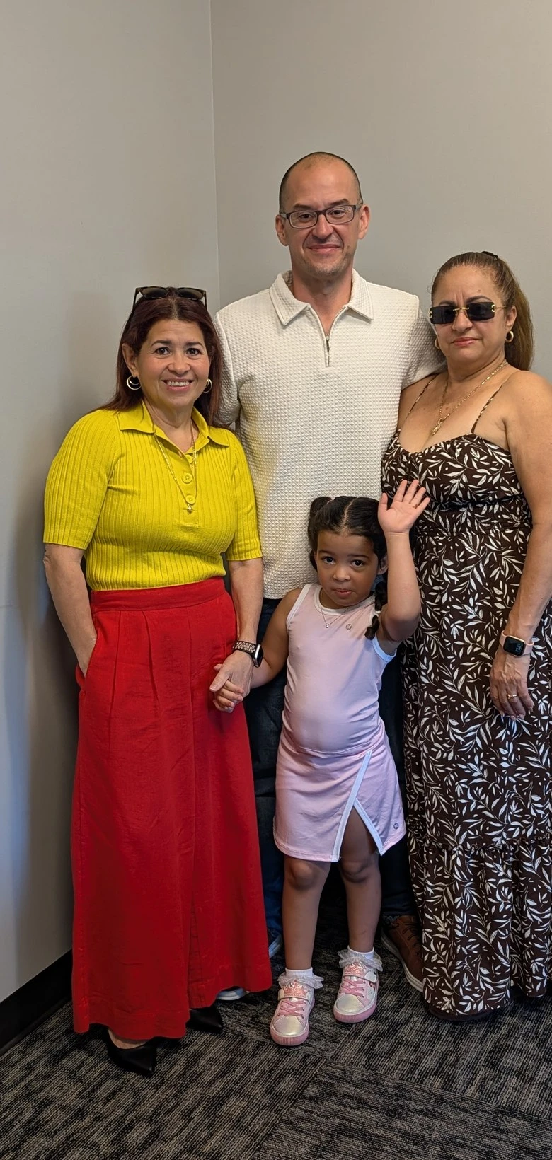 Familia cliente de Nuevo Hogar KC en una oficina